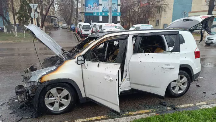В Ташкенте на дороге загорелся автомобиль Orlando