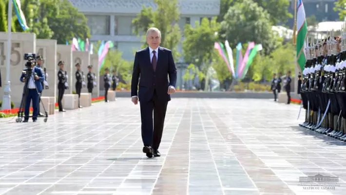 Мирзиёев поздравил узбекистанцев с Днем памяти и почестей
