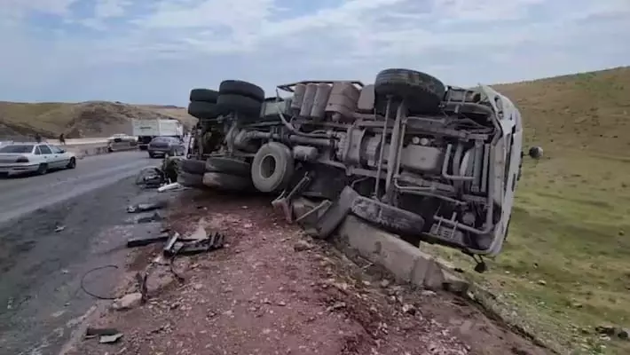 Грузовик с отказавшими тормозами устроил крупное ДТП в Джизакской области