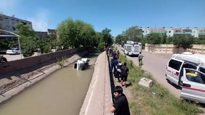 В Алмалыке пьяный водитель на Damas вылетел в канал