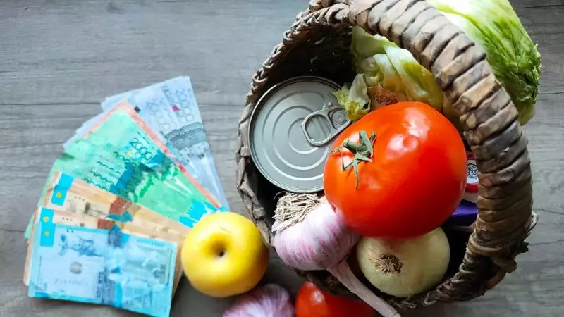 Девять социально значимых продуктов подешевели в Казахстане