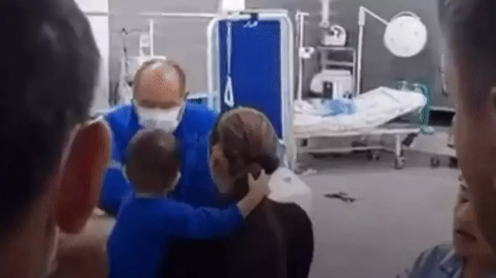Потасовка пациента с врачами попала на видео в Шымкенте