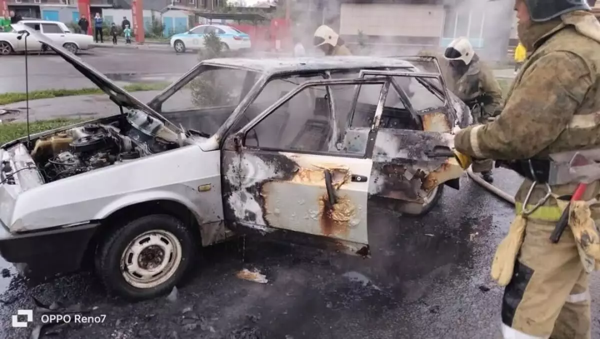 Автомобиль загорелся во время движения в Усть-Каменогорске (ВИДЕО)