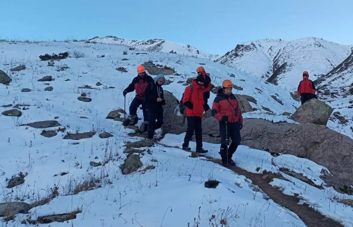 Спасатели дали теплые носки и помогли выбраться подросткам в алматинских горах
