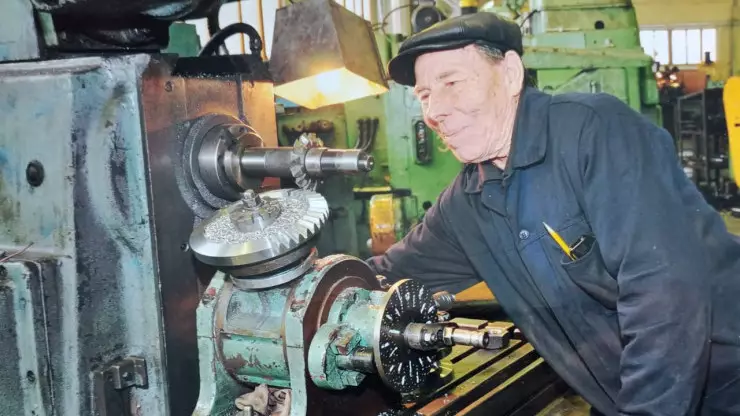 Отдал станку 70 лет: легендарного фрезеровщика из Усть-Каменогорска вспоминают в День труда