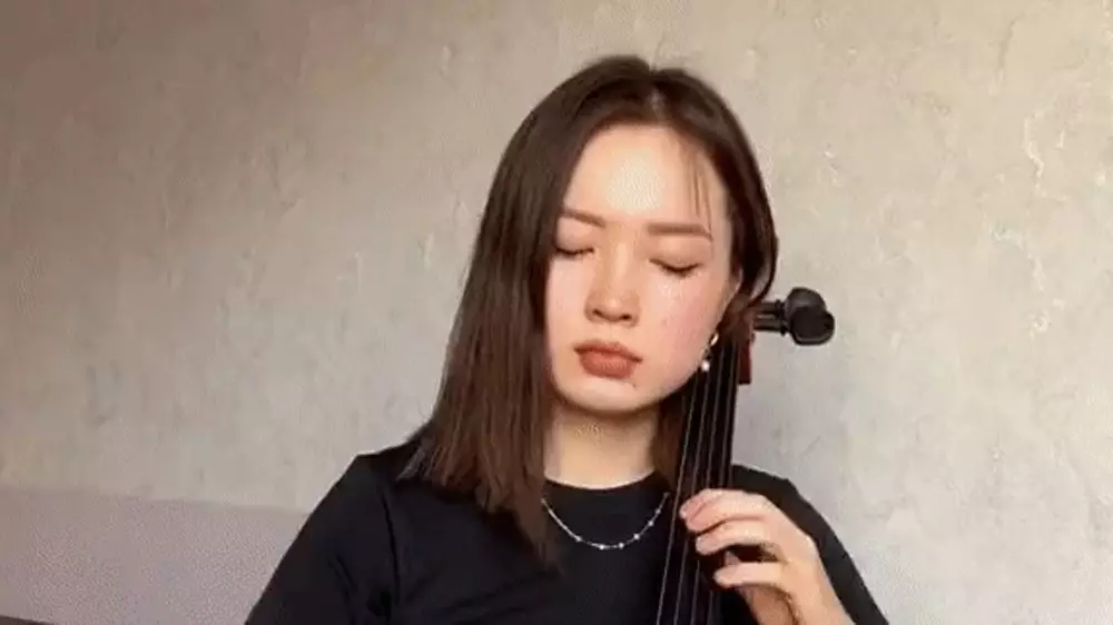 Алматинка покоряет соцсети игрой на виолончели