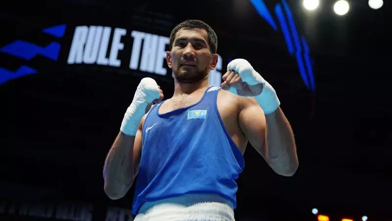Казахстанский боксер нокаутировал чемпиона мира и вышел в полуфинал на Азиаде