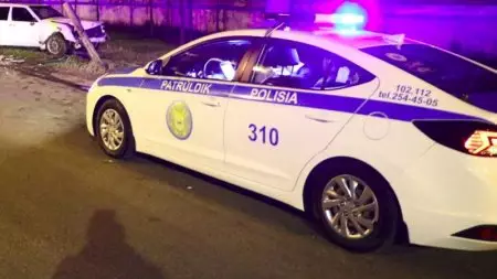 Mercedes врезался в дерево в Уральске: погибли два человека