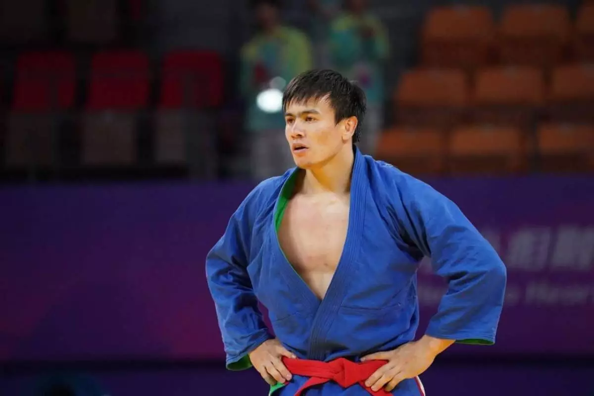 Серебряную медаль завоевал борец из Казахстана на Азиаде в Ханчжоу