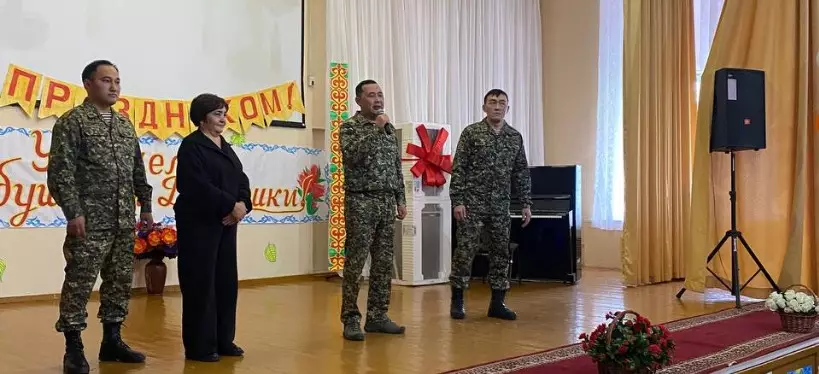 Гвардейцы поздравили пожилых людей в Павлодарской области