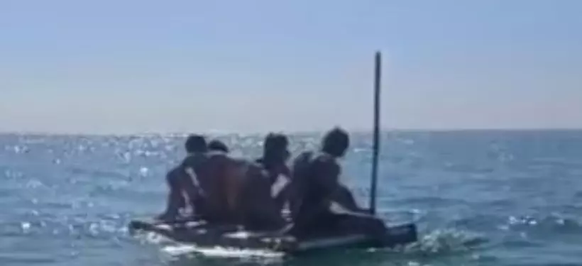 Самодельный плот с четырьмя людьми унесло ветром в открытое море на Каспии