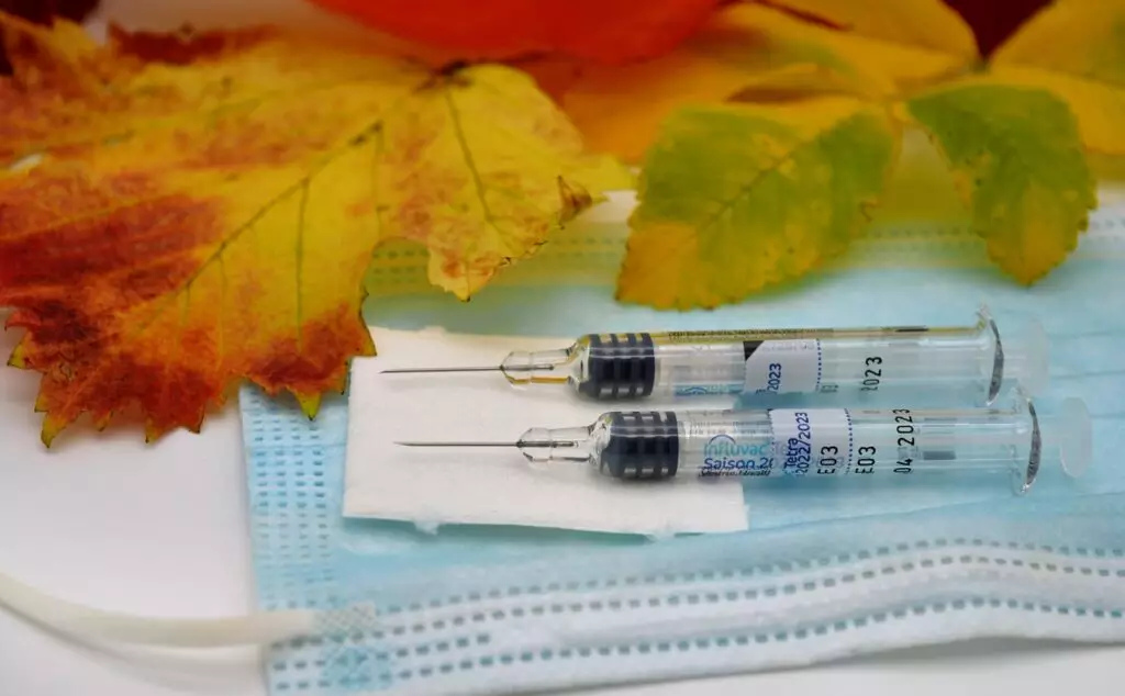 Создатели вакцин против COVID-19 получили Нобелевскую премию по медицине
