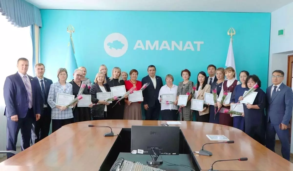 Учителей с профессиональным праздником поздравили в партии AMANAT