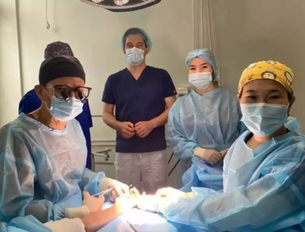 Палец с ноги на руку пересадили малышу врачи Алматы