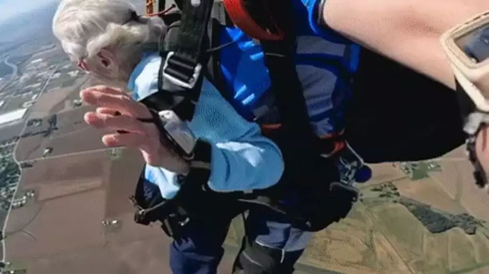 "Никогда не поздно". 104-летняя американка прыгнула с парашютом
