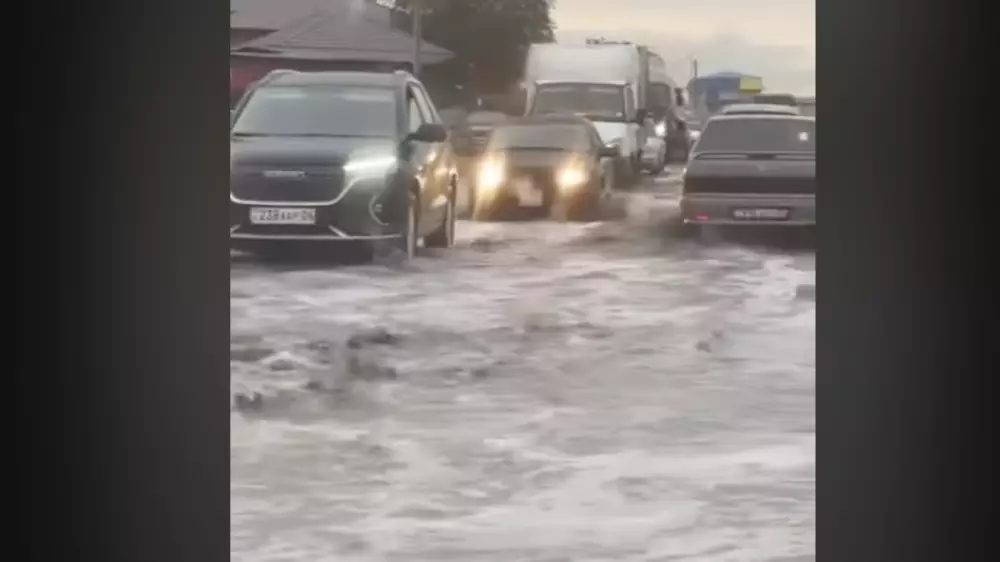 В Атырау затопило улицы после дождя