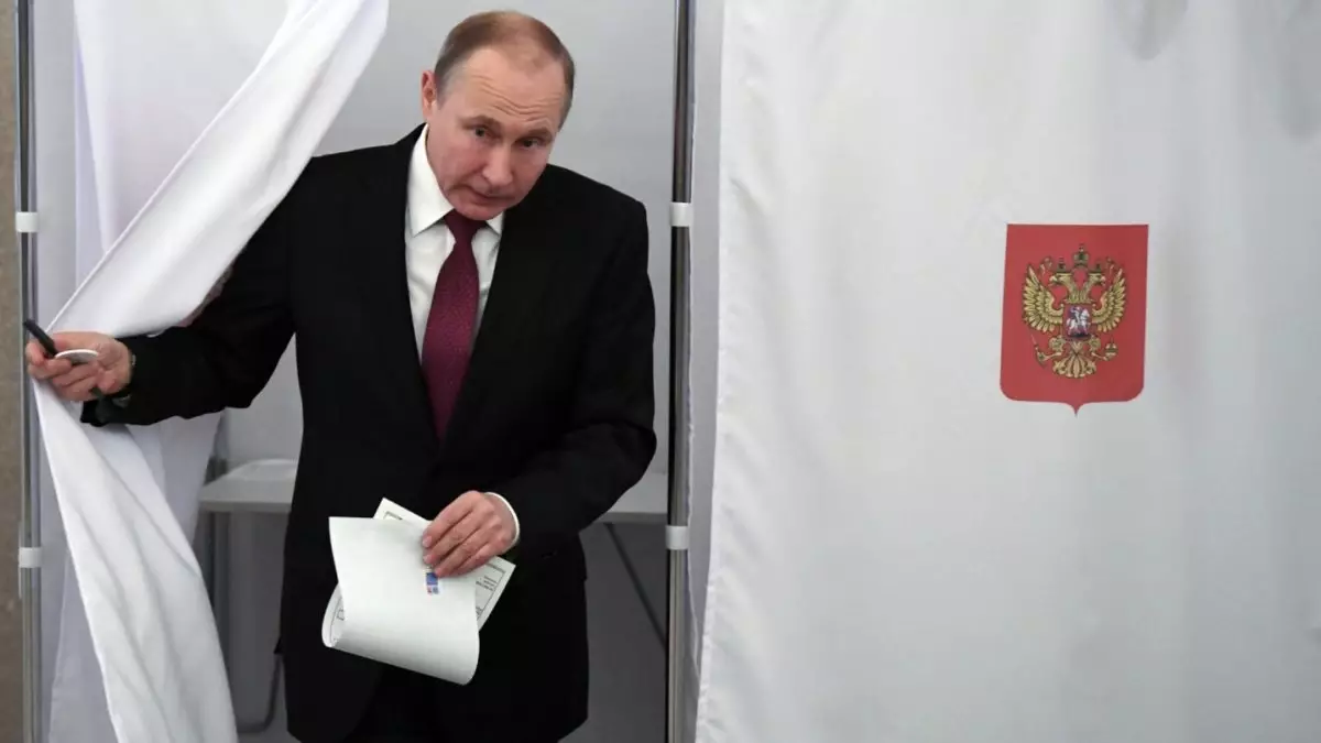 Отменить президентские выборы предложили в России