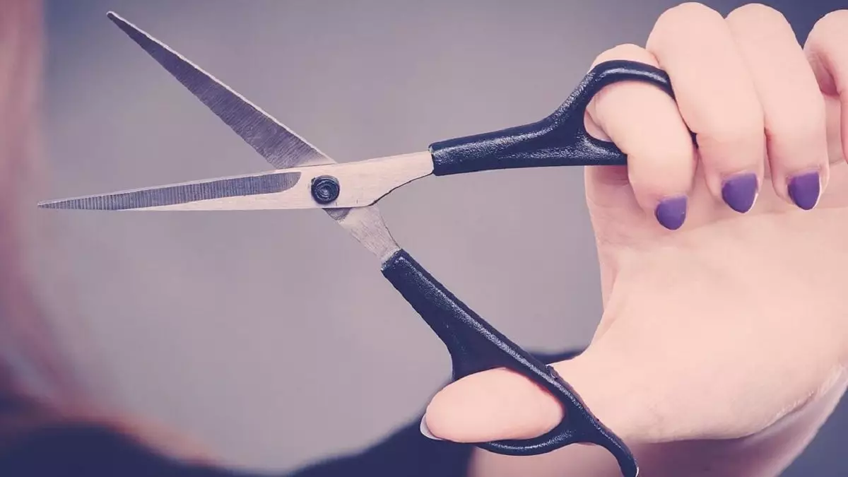 «В голове застряли ножницы»: алматинка пострадала от недовольной клиентки