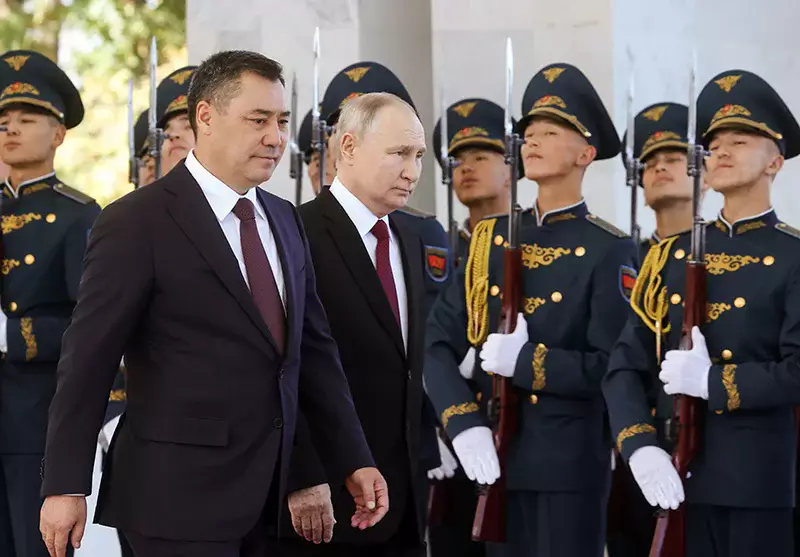 Путин в Бишкеке: «Салам, аскер!» военным и орден Жапарову (видео)