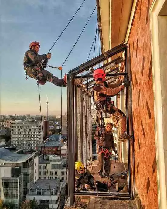 Трагедия на стройке: промышленные альпинисты сорвались с 9-го этажа
