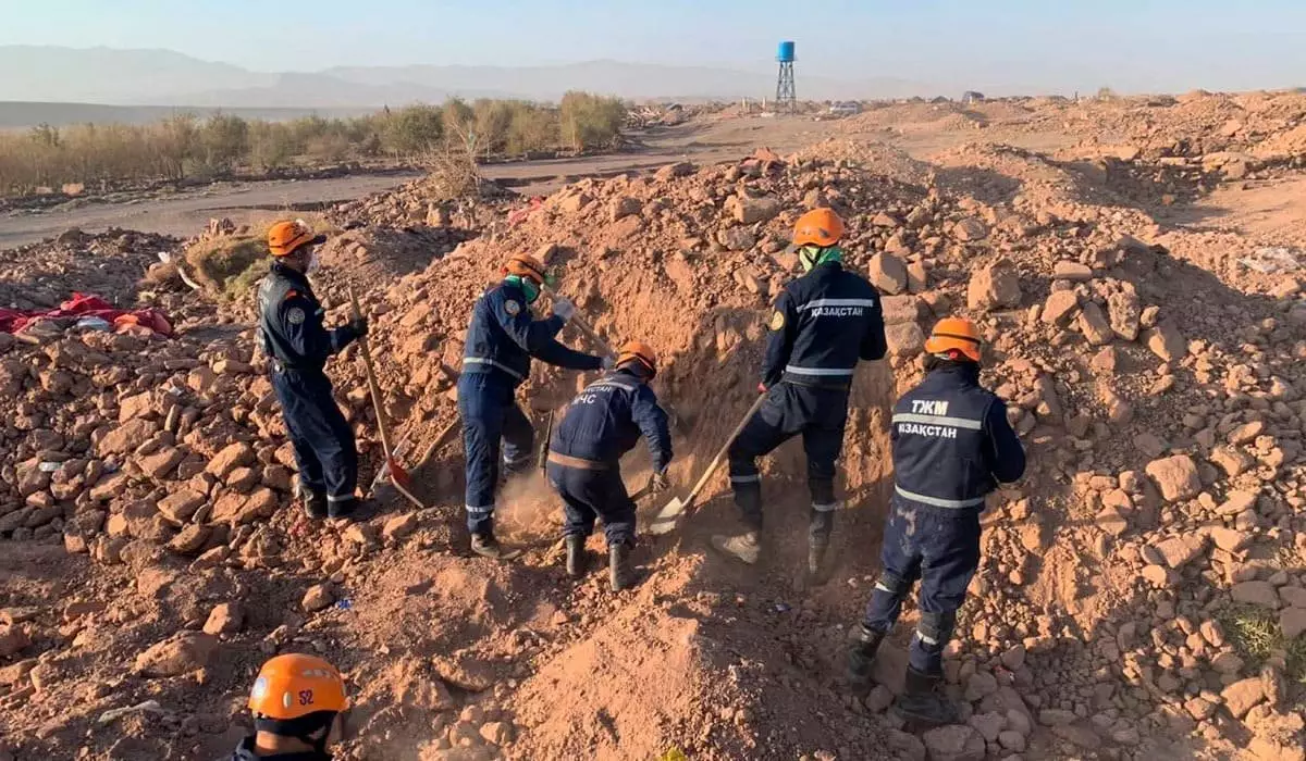 Казахстанские спасатели извлекли из-под завалов в Афганистане тело мальчика
