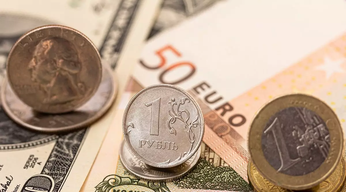 Сколько стоят доллары, евро и рубли в обменниках Алматы 17 октября 2023 