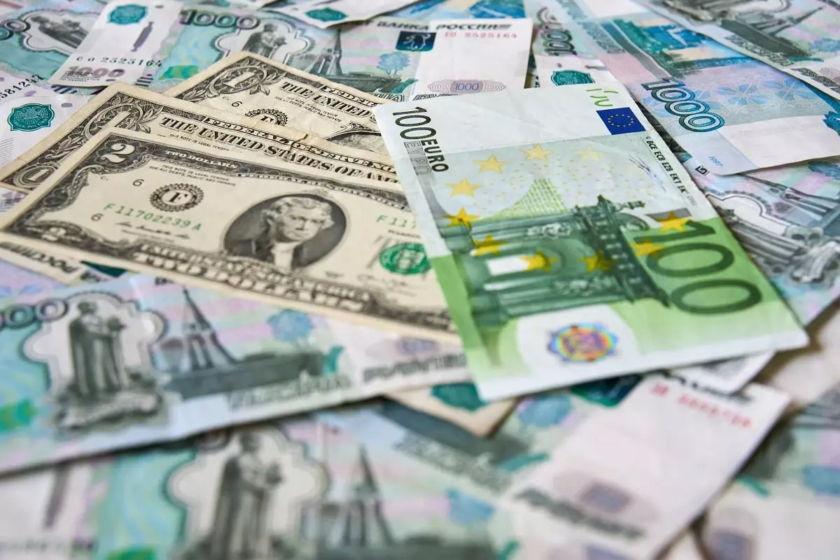 Сколько стоят доллары, евро и рубли в обменниках Алматы 18 октября 2023 