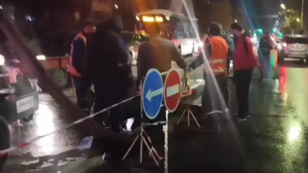 Канализационные стоки затопили улицу из-за прорыва на коллекторе в Петропавловске