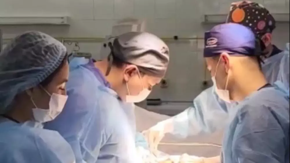 Гигантскую кисту с личинками удалили у парня алматинские врачи