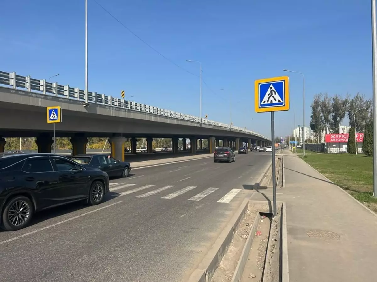В Алматы на Кульжинском тракте демонтирован временный пешеходный переход