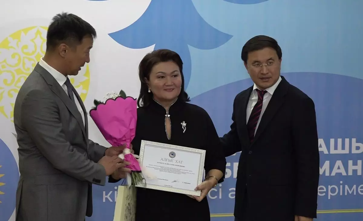 Хранители книг: в Алматы с профессиональным праздником поздравили библиотекарей