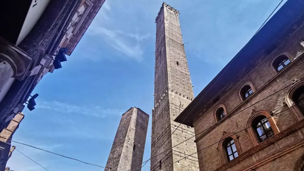 В Италии опасно накренилась еще одна башня