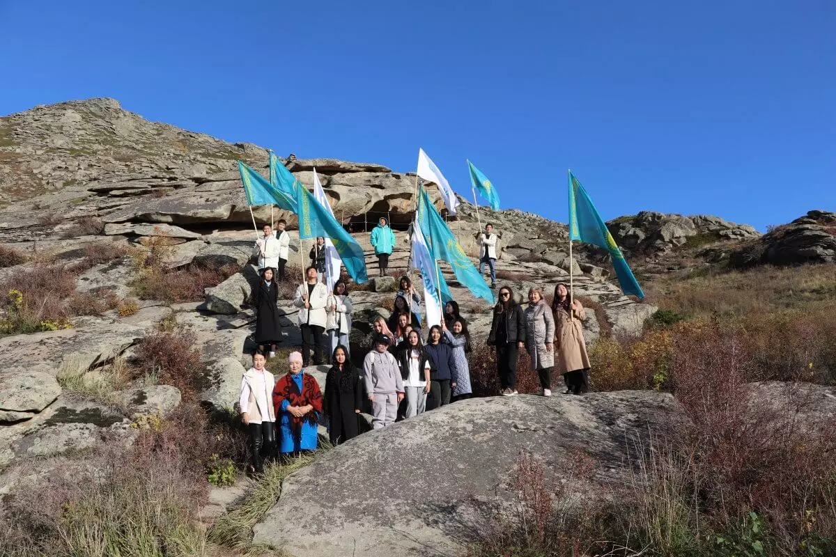 Тонны мусора вывезли из сакральных мест Казахстана активисты МК “Жастар рухы”