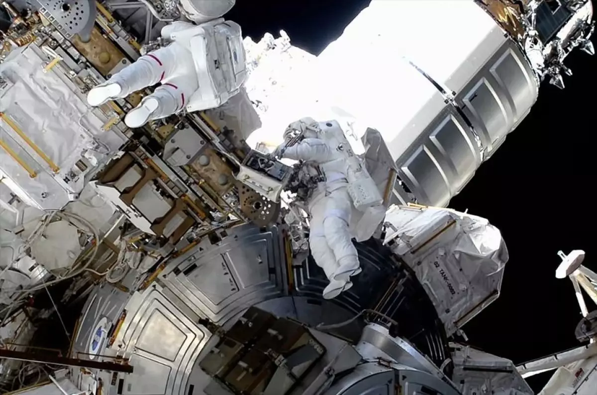 NASA-ның екі ғарышкері сыртқы монтаждау жұмысын жүргізгеннен кейін бортқа оралды