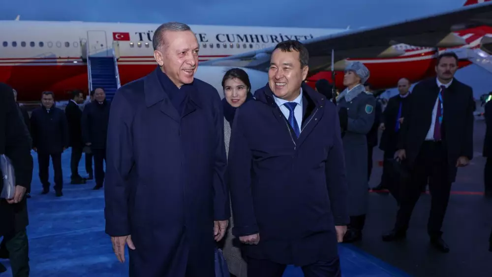 Президент Турции Эрдоган прилетел в Астану
