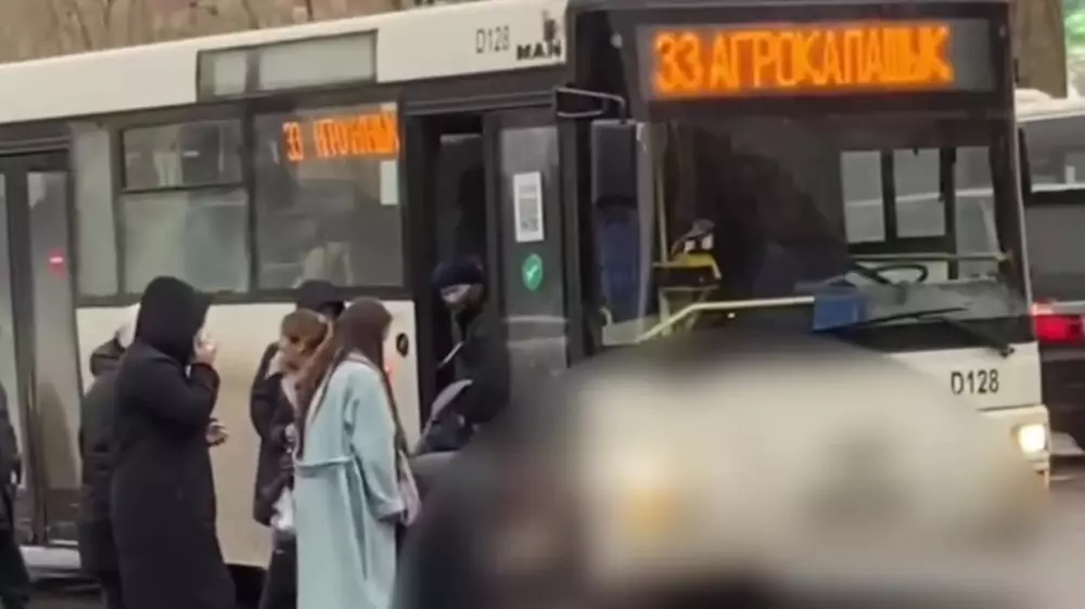 Автобус с пассажирами сбил женщину в Астане