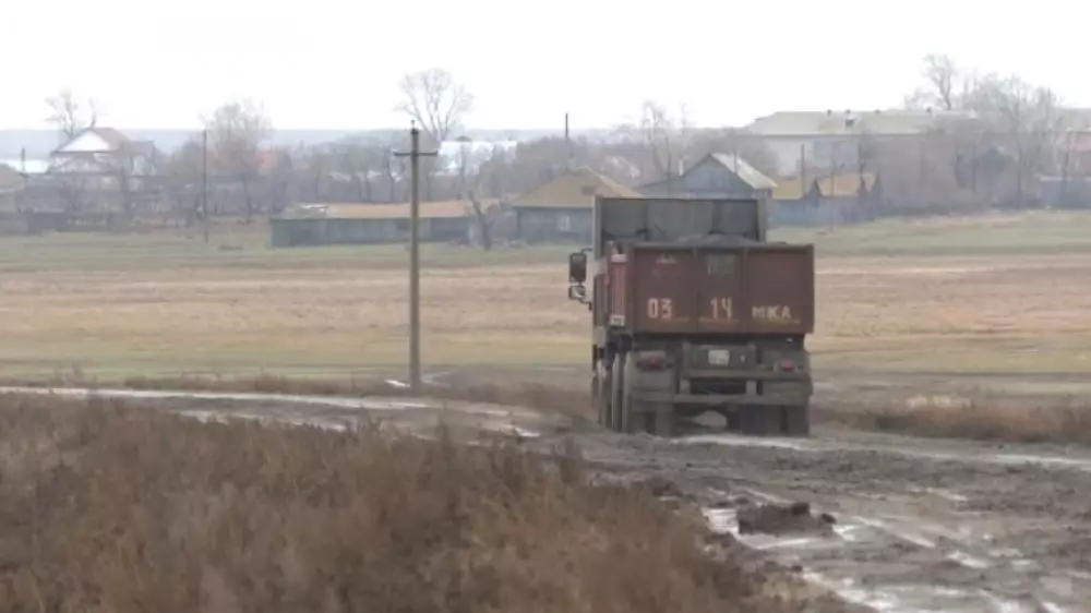 Большегрузы разбили дорогу и отрезали села от города в Акмолинской области