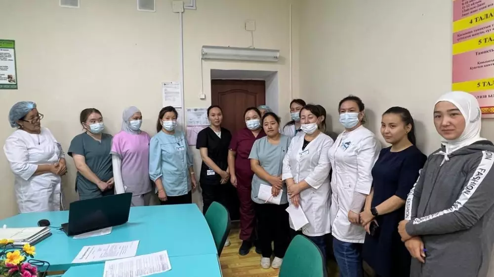 Группа медработников устроила протест в поликлинике в Атырау