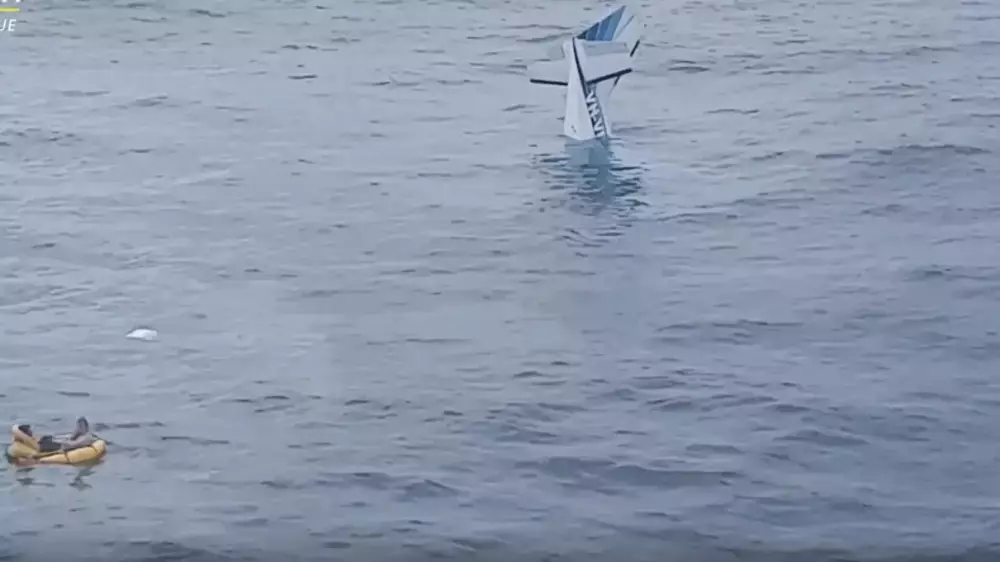Двух выживших после крушения самолета спасли в океане