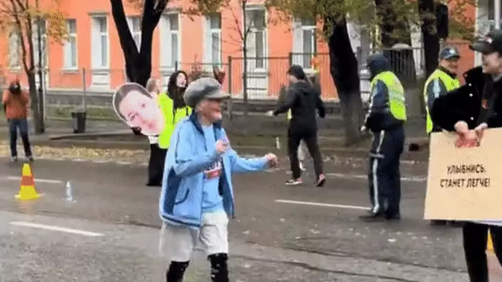 "Крутая апашка". 86-летняя бегунья финишировала на марафоне в Алматы