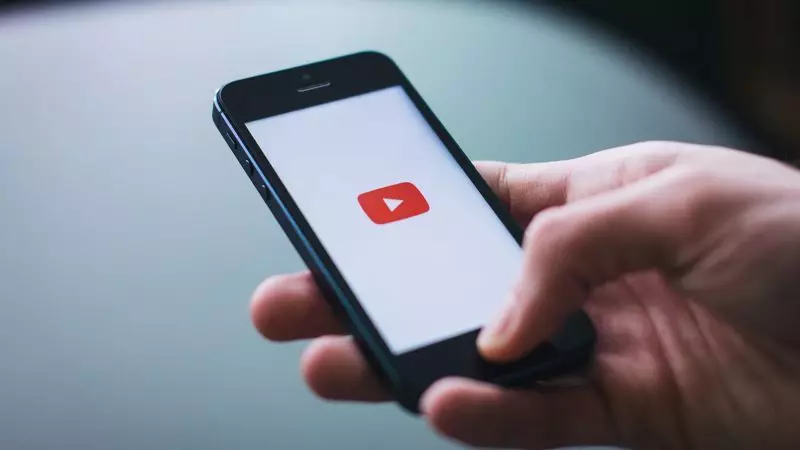 YouTube планирует требовать от авторов маркировать созданный нейросетями контент