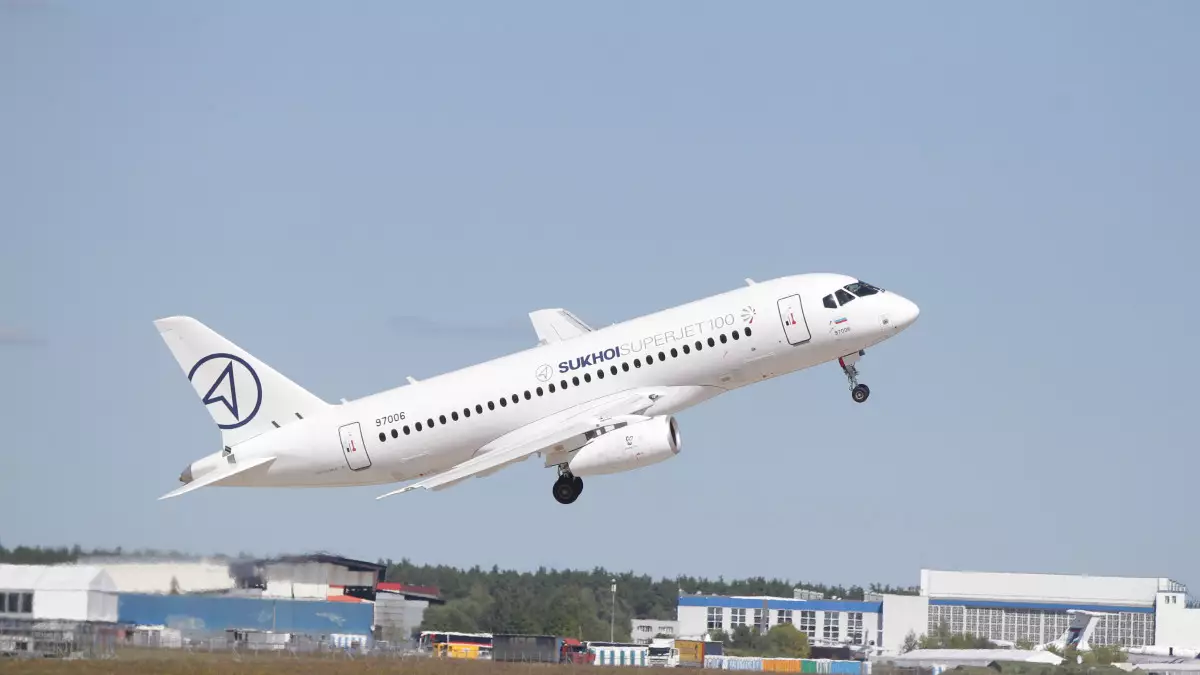 Выпуск самолета SuperJet 100 отложен из-за проблем с двигателем