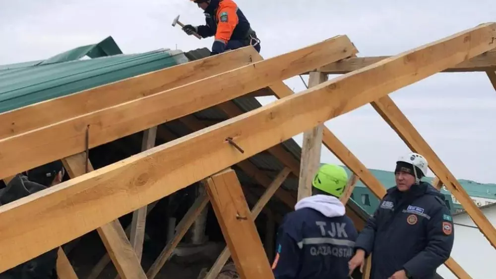 Непогода в Атырау: ветер срывал крыши и обрушивал столбы