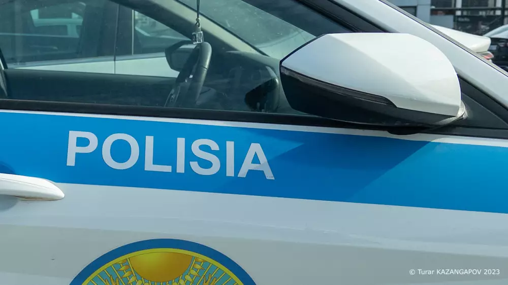 Вооруженного мужчину на Toyota Land Cruiser Prado ищут в Акмолинской области