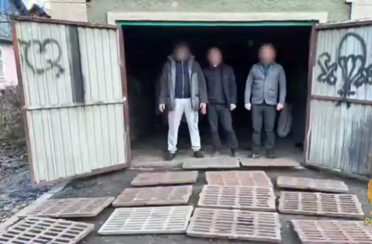 Что только не воруют: кража решеток арычной системы попала на видео в Алматы