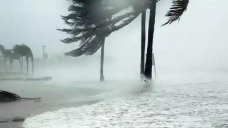 Сильный ураган настиг Актау