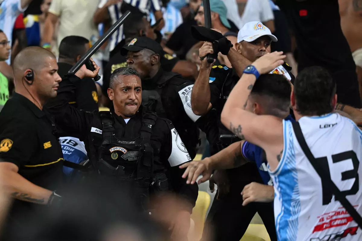 Поцелуй, массовая драка полиции и фанатов, победа Аргентины над Бразилией