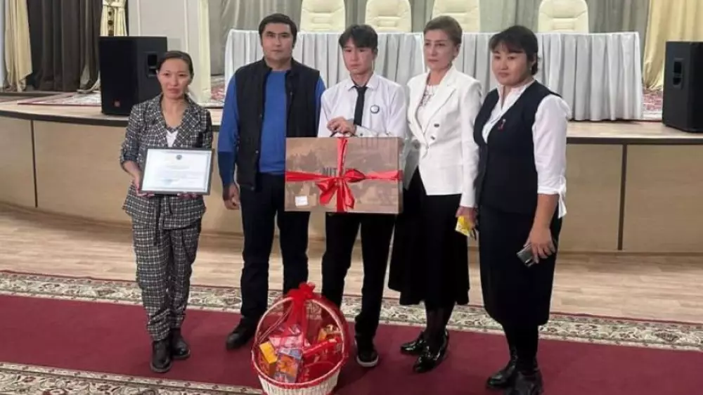 Подросток спас пассажиров автобуса в Алматинской области - ему подарили ноутбук