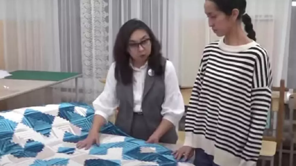 "Көрпе бесконечности": учитель труда из Семея попала в книгу казахстанских рекордов