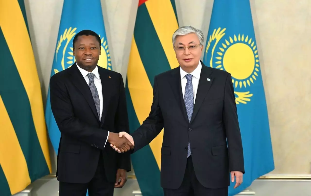 Тоқаев Того президентіне: Бізге күш біріктіру керек